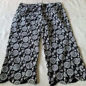 Black White Floral Capri Pants‎ with Scalloped Hem Size 12